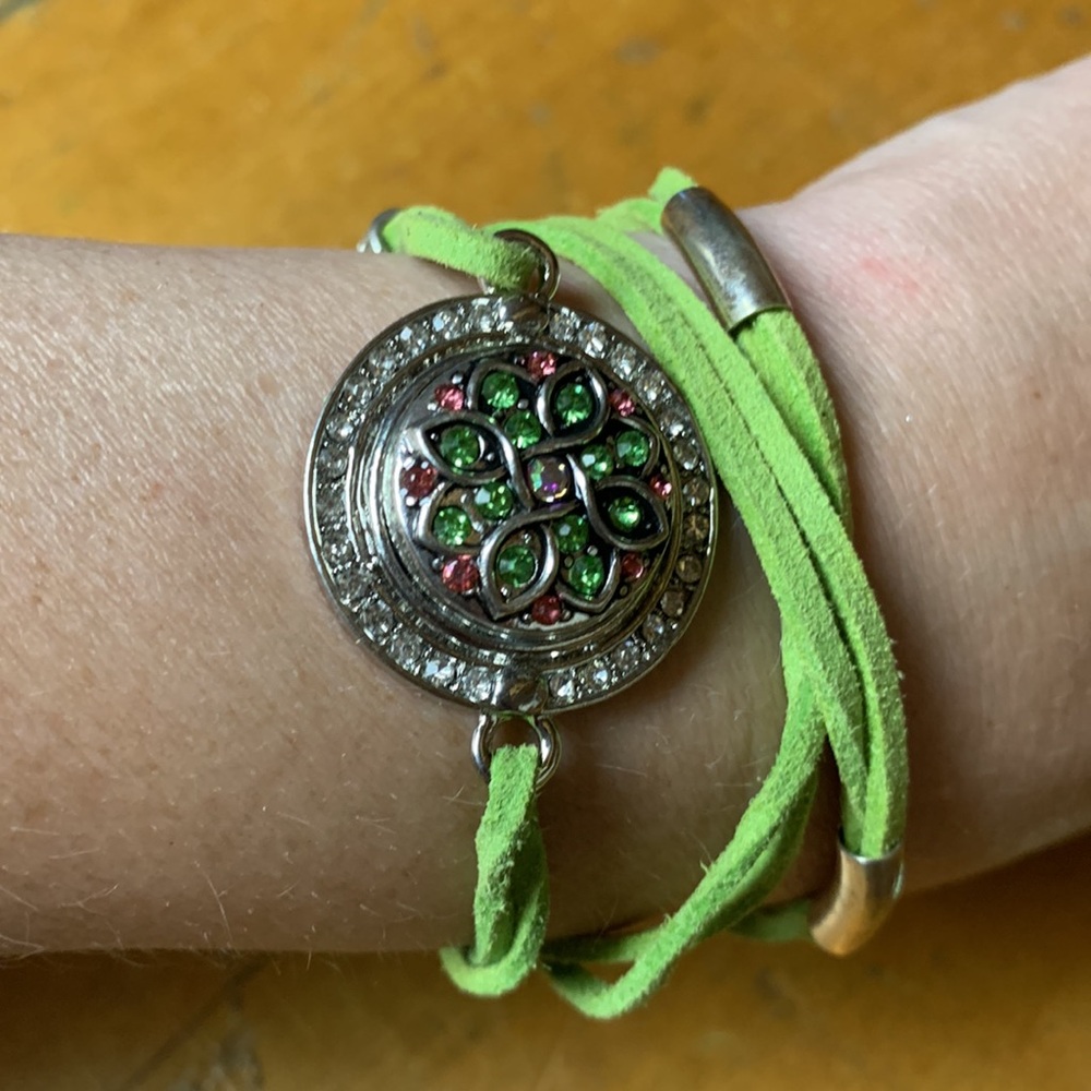 Green wrap bracelet with 3 interchangeable button designs - Picture 5 of 10
